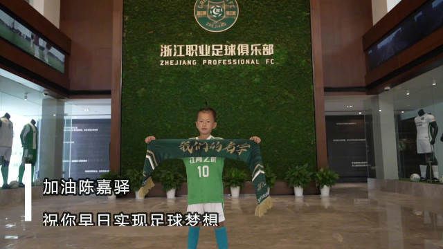 拿刷子刷美国女孩的脚底板心